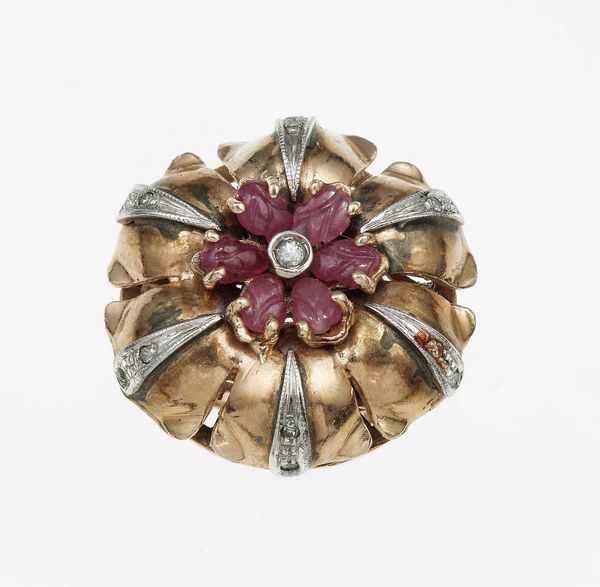 Anello con piccoli rubini incisi e diamanti taglio huit-huit  - Asta Gioielli - Associazione Nazionale - Case d'Asta italiane