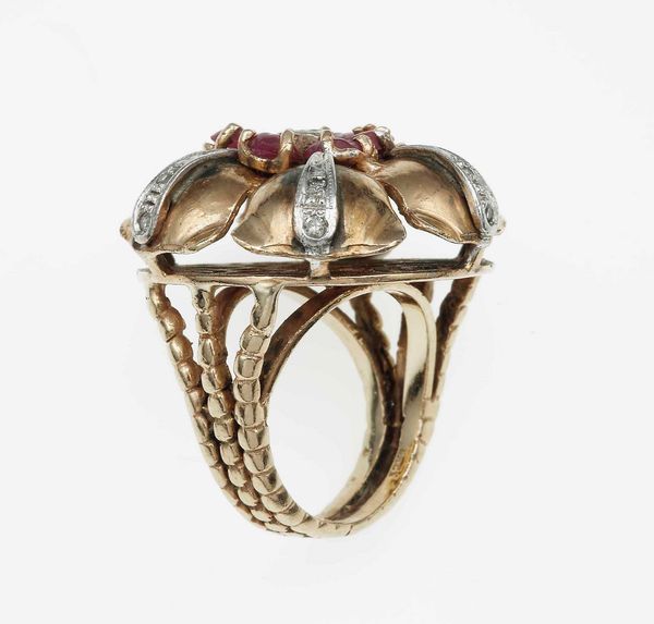 Anello con piccoli rubini incisi e diamanti taglio huit-huit  - Asta Gioielli - Associazione Nazionale - Case d'Asta italiane
