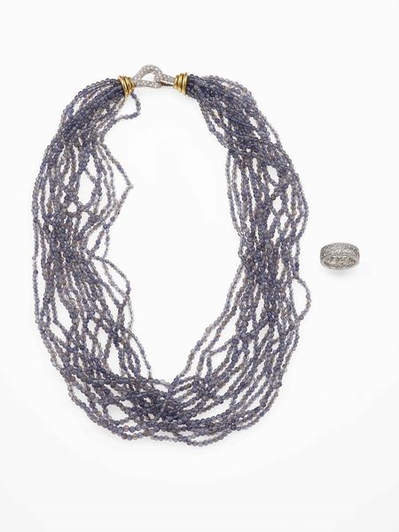 Lotto composto da una collana composta da più fili di iolite ed un anello con  - Asta Gioielli - Associazione Nazionale - Case d'Asta italiane