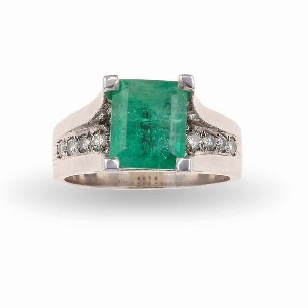 Anello con smeraldo Brasile di ct 2.30 circa e diamanti  - Asta Gioielli - Associazione Nazionale - Case d'Asta italiane