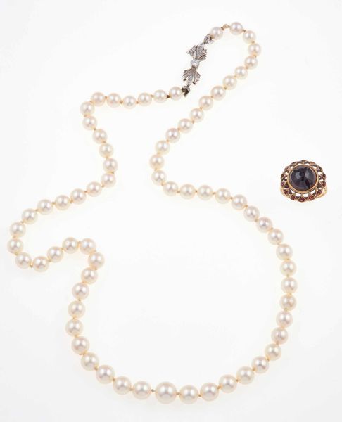 Lotto composto da una collana di perle coltivate ed un anello con granato  - Asta Gioielli - Associazione Nazionale - Case d'Asta italiane