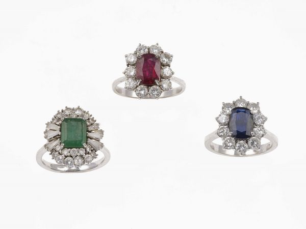 Tre anelli con rubino, zaffiro, ameraldo e diamanti a contorno  - Asta Gioielli - Associazione Nazionale - Case d'Asta italiane