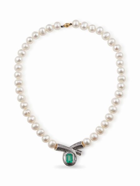 Girocollo con perle coltivate, smeraldo Colombia di ct 3.50 circa e diamanti  - Asta Gioielli - Associazione Nazionale - Case d'Asta italiane