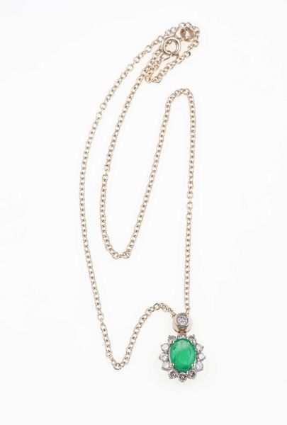 Pendente con smeraldo centrale di ct 1.60 circa e diamanti taglio brillante a contorno per ct 1.00 circa  - Asta Gioielli - Associazione Nazionale - Case d'Asta italiane