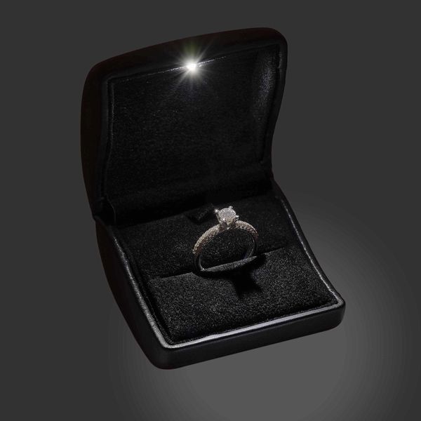 Anello con diamante taglio brillante di ct 0.60 circa  - Asta Gioielli - Associazione Nazionale - Case d'Asta italiane