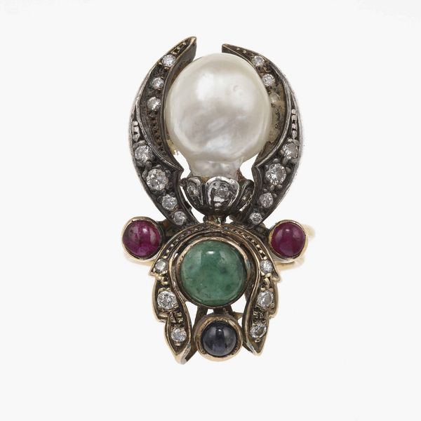 Anello con perla, diamanti, rubini, smeraldo e zaffiro taglio cabochon  - Asta Gioielli - Associazione Nazionale - Case d'Asta italiane
