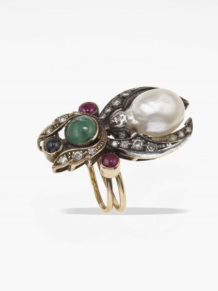 Anello con perla, diamanti, rubini, smeraldo e zaffiro taglio cabochon  - Asta Gioielli - Associazione Nazionale - Case d'Asta italiane