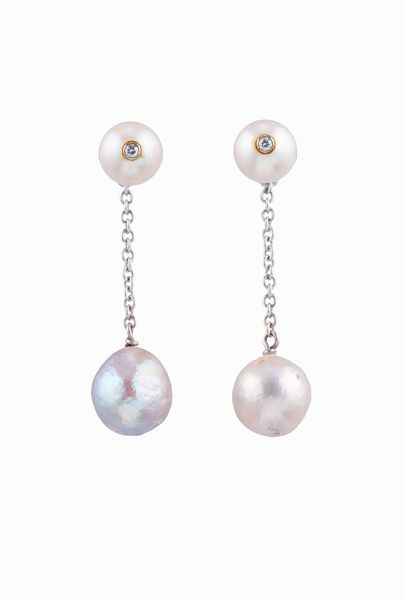Orecchini pendenti con perle coltivate e piccoli diamanti  - Asta Gioielli - Associazione Nazionale - Case d'Asta italiane