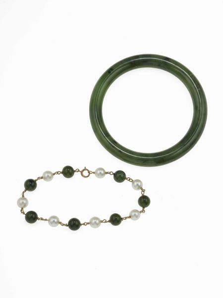 Bracciale rigido con nephrite ed un bracciale con nephrite e perle  - Asta Gioielli - Associazione Nazionale - Case d'Asta italiane