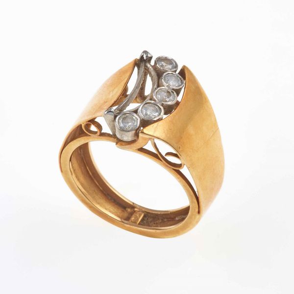 Lotto composto da un anello, una catena con tre pendenti militari femminili ed un paio di orecchini  - Asta Gioielli - Associazione Nazionale - Case d'Asta italiane