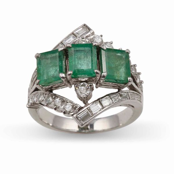 Anello con tre smeraldi Brasile di ct 0.60 circa l'uno e diamanti taglio brillante e baguette  - Asta Gioielli - Associazione Nazionale - Case d'Asta italiane