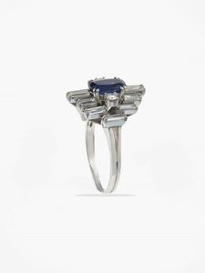 Anello con zaffiro e diamanti taglio baguette  - Asta Gioielli - Associazione Nazionale - Case d'Asta italiane