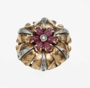 Anello con piccoli rubini incisi e diamanti taglio huit-huit  - Asta Gioielli - Associazione Nazionale - Case d'Asta italiane
