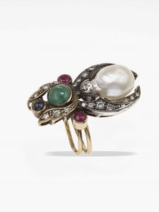 Anello con perla, diamanti, rubini, smeraldo e zaffiro taglio cabochon  - Asta Gioielli - Associazione Nazionale - Case d'Asta italiane