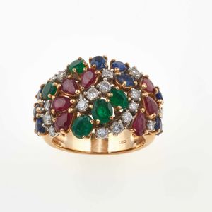 Lotto composto da un anello ed una spilla con diamanti, rubini, zaffiri e smeraldi  - Asta Gioielli - Associazione Nazionale - Case d'Asta italiane