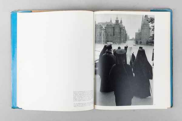 Henri Cartier-Bresson : Mosca/Da una Cina all'altra  - Asta Libri d'Artista e Cataloghi d'Arte - Associazione Nazionale - Case d'Asta italiane