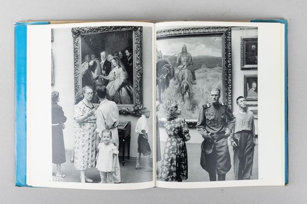 Henri Cartier-Bresson : Mosca/Da una Cina all'altra  - Asta Libri d'Artista e Cataloghi d'Arte - Associazione Nazionale - Case d'Asta italiane