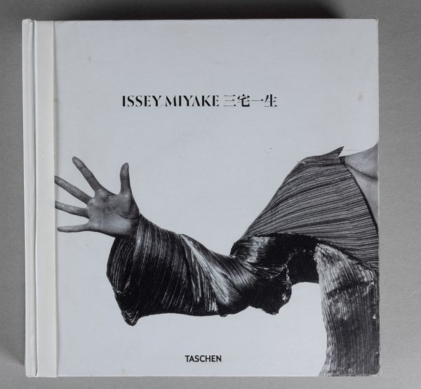Issey Miyake : Issey Miyake  - Asta Libri d'Artista e Cataloghi d'Arte - Associazione Nazionale - Case d'Asta italiane