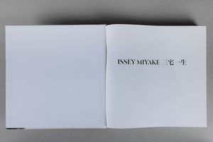 Issey Miyake : Issey Miyake  - Asta Libri d'Artista e Cataloghi d'Arte - Associazione Nazionale - Case d'Asta italiane