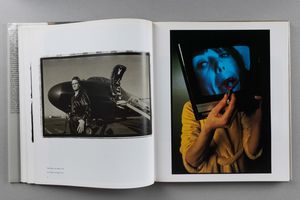 Annie Leibovitz : Annie Leibovitz. Immagini 1970-1990  - Asta Libri d'Artista e Cataloghi d'Arte - Associazione Nazionale - Case d'Asta italiane