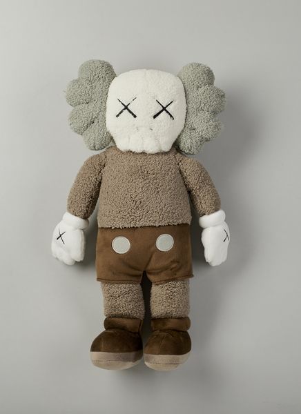 KAWS  (n. 1974) : Holiday: Hong Kong (Brown).  - Asta Asta 399 | GRAFICA MODERNA, FOTOGRAFIA E MULTIPLI D'AUTORE Online - Associazione Nazionale - Case d'Asta italiane