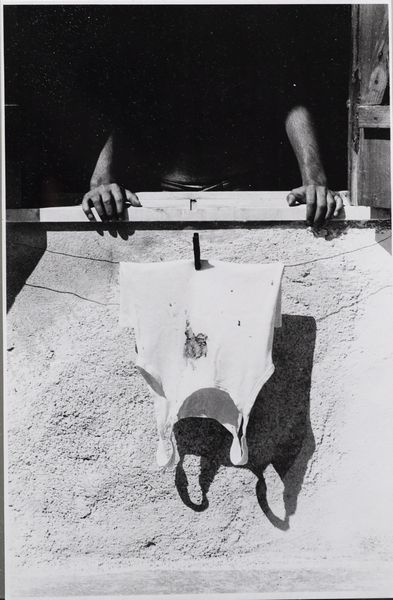 CUSIMANO MARIO : Lotto composto da n. 6 fotografie. Ascolta uomo.  - Asta Asta 399 | GRAFICA MODERNA, FOTOGRAFIA E MULTIPLI D'AUTORE Online - Associazione Nazionale - Case d'Asta italiane