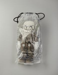 KAWS  (n. 1974) : Holiday: Hong Kong (Brown).  - Asta Asta 399 | GRAFICA MODERNA, FOTOGRAFIA E MULTIPLI D'AUTORE Online - Associazione Nazionale - Case d'Asta italiane