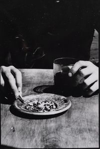 CUSIMANO MARIO : Lotto composto da n. 6 fotografie. Ascolta uomo.  - Asta Asta 399 | GRAFICA MODERNA, FOTOGRAFIA E MULTIPLI D'AUTORE Online - Associazione Nazionale - Case d'Asta italiane