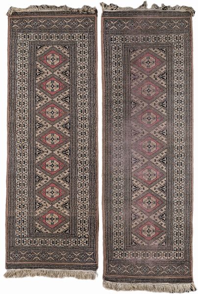 Due corsie Pakistan dalle analoghe caratteristiche a disegno Bukara  - Asta Antiquariato - Mobili, Tappeti, Sculture e Oggetti d'Arte - Associazione Nazionale - Case d'Asta italiane