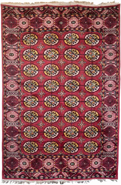 Grande tappeto fondo rosso rubino  - Asta Antiquariato - Mobili, Tappeti, Sculture e Oggetti d'Arte - Associazione Nazionale - Case d'Asta italiane