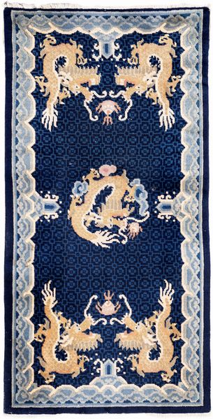 Piccolo tappeto Pechino fondo blu  - Asta Antiquariato - Mobili, Tappeti, Sculture e Oggetti d'Arte - Associazione Nazionale - Case d'Asta italiane