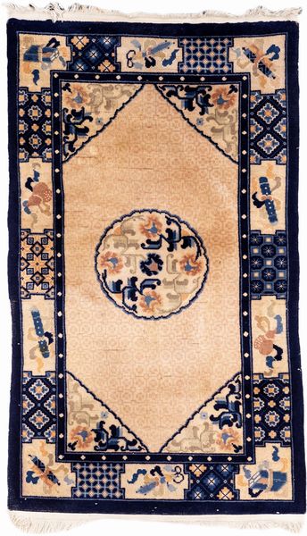 Tappeto Pechino fondo beige  - Asta Antiquariato - Mobili, Tappeti, Sculture e Oggetti d'Arte - Associazione Nazionale - Case d'Asta italiane