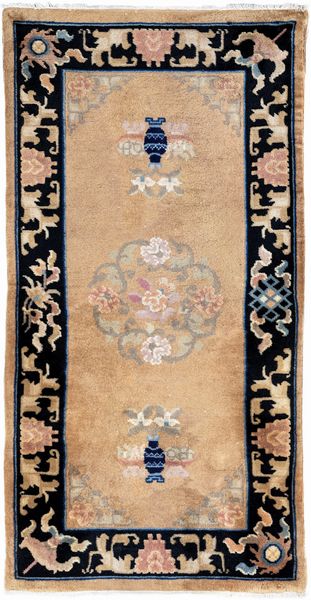 Piccolo tappeto Pechino  - Asta Antiquariato - Mobili, Tappeti, Sculture e Oggetti d'Arte - Associazione Nazionale - Case d'Asta italiane