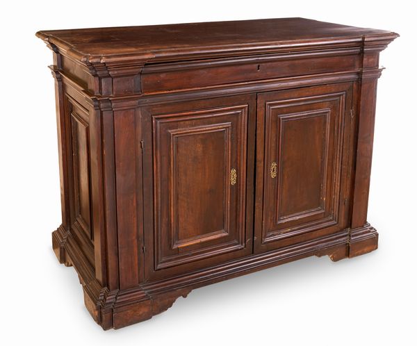 Credenza in noce, Italia centrale, XVII secolo  - Asta Antiquariato - Mobili, Tappeti, Sculture e Oggetti d'Arte - Associazione Nazionale - Case d'Asta italiane