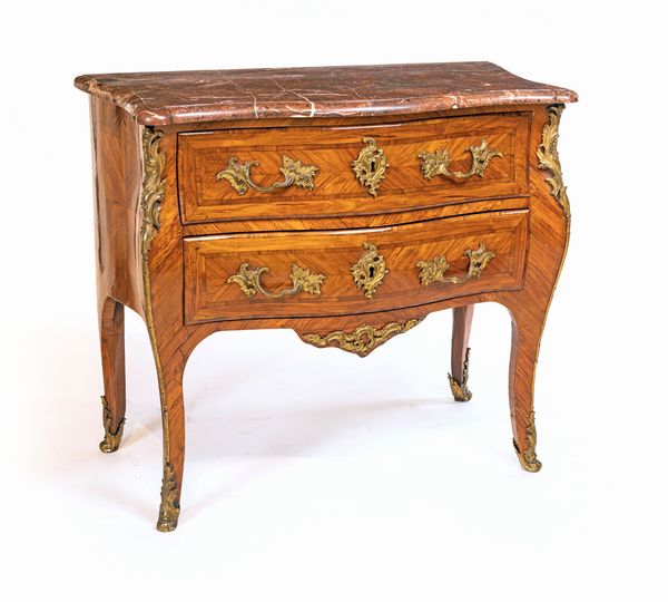 Cassettone legno di rosa disposto a spina di pesce, Francia, epoca Napoleone III  - Asta Antiquariato - Mobili, Tappeti, Sculture e Oggetti d'Arte - Associazione Nazionale - Case d'Asta italiane