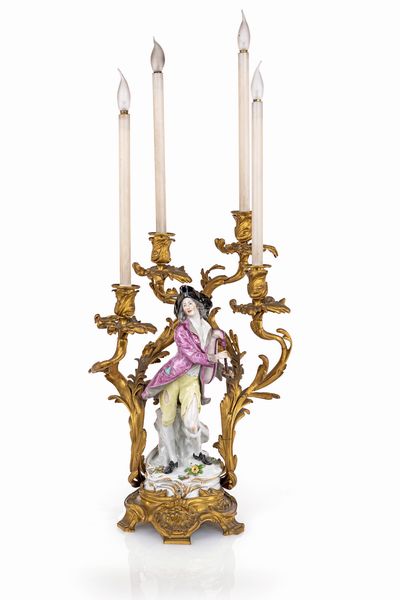 Grande lampada a quattro luci in bronzo dorato e porcellana policroma, Francia, prima metà del XIX secolo  - Asta Antiquariato - Mobili, Tappeti, Sculture e Oggetti d'Arte - Associazione Nazionale - Case d'Asta italiane