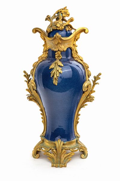 Vaso in porcellana blu e bronzo dorato, Francia, XIX secolo  - Asta Antiquariato - Mobili, Tappeti, Sculture e Oggetti d'Arte - Associazione Nazionale - Case d'Asta italiane
