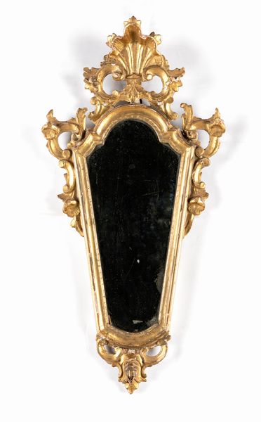 Due specchiere in legno dorato dalle analoghe caratteristiche, XVIII secolo  - Asta Antiquariato - Mobili, Tappeti, Sculture e Oggetti d'Arte - Associazione Nazionale - Case d'Asta italiane