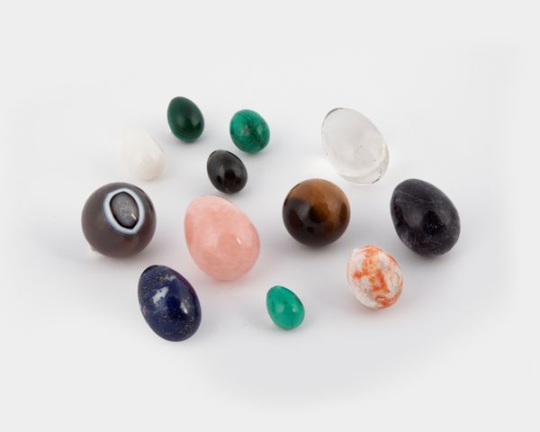 Dieci uova e due sfere in marmo e pietre dure  - Asta Antiquariato - Mobili, Tappeti, Sculture e Oggetti d'Arte - Associazione Nazionale - Case d'Asta italiane