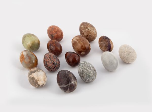 Quattordici uova diverse in pietra dura  - Asta Antiquariato - Mobili, Tappeti, Sculture e Oggetti d'Arte - Associazione Nazionale - Case d'Asta italiane