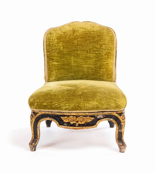 Poltroncina bassa in legno laccato nero e oro, Italia meridionale, XVIII/XIX secolo  - Asta Antiquariato - Mobili, Tappeti, Sculture e Oggetti d'Arte - Associazione Nazionale - Case d'Asta italiane