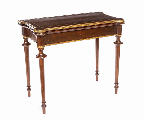 Tavolino da gioco in mogano con finiture in bronzo dorato, Francia, XIX secolo  - Asta Antiquariato - Mobili, Tappeti, Sculture e Oggetti d'Arte - Associazione Nazionale - Case d'Asta italiane