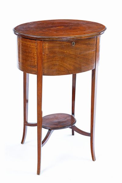 Tavolino da lavoro in mogano, fine del XIX secolo  - Asta Antiquariato - Mobili, Tappeti, Sculture e Oggetti d'Arte - Associazione Nazionale - Case d'Asta italiane