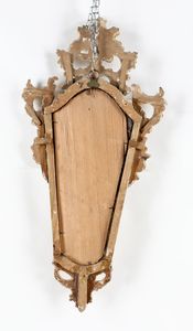 Due specchiere in legno dorato dalle analoghe caratteristiche, XVIII secolo  - Asta Antiquariato - Mobili, Tappeti, Sculture e Oggetti d'Arte - Associazione Nazionale - Case d'Asta italiane