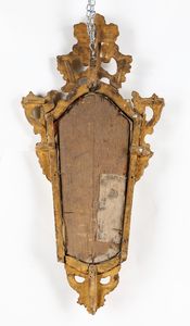Due specchiere in legno dorato dalle analoghe caratteristiche, XVIII secolo  - Asta Antiquariato - Mobili, Tappeti, Sculture e Oggetti d'Arte - Associazione Nazionale - Case d'Asta italiane