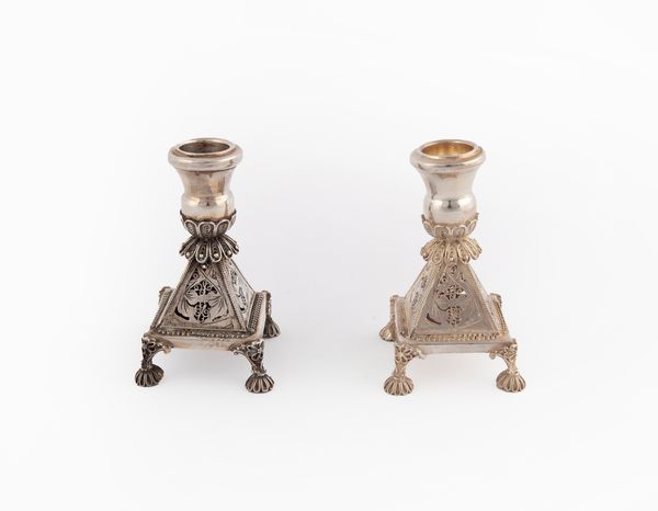 Coppia di piccoli candelieri da tavola  - Asta Argenti Antichi e da Collezione - Associazione Nazionale - Case d'Asta italiane