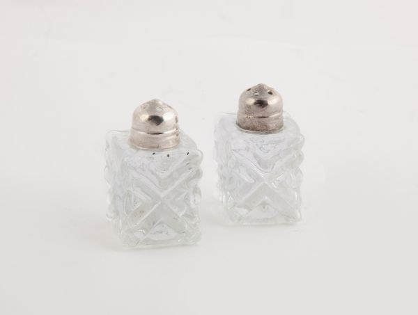 Coppia di saliere in vetro con tappo in argento  - Asta Argenti Antichi e da Collezione - Associazione Nazionale - Case d'Asta italiane