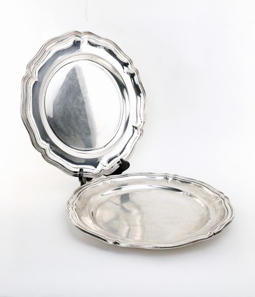 Due piatti da portata in argento  - Asta Argenti Antichi e da Collezione - Associazione Nazionale - Case d'Asta italiane