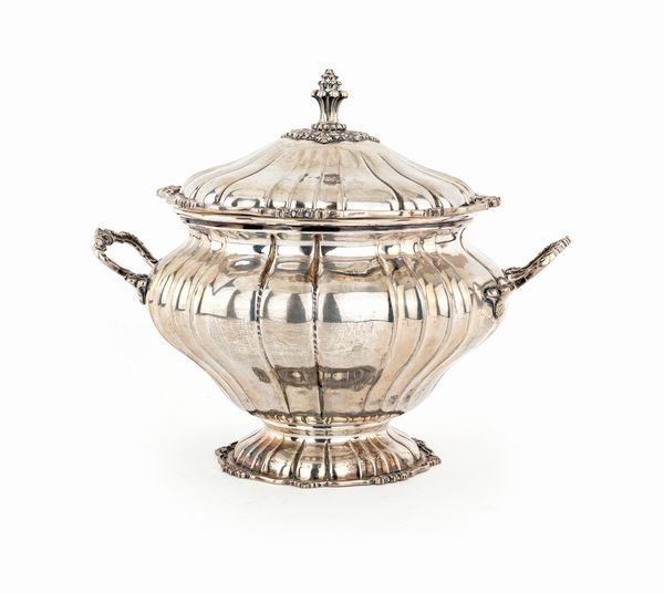 Grande zuppiera in argento 800/1000 con coperchio  - Asta Argenti Antichi e da Collezione - Associazione Nazionale - Case d'Asta italiane