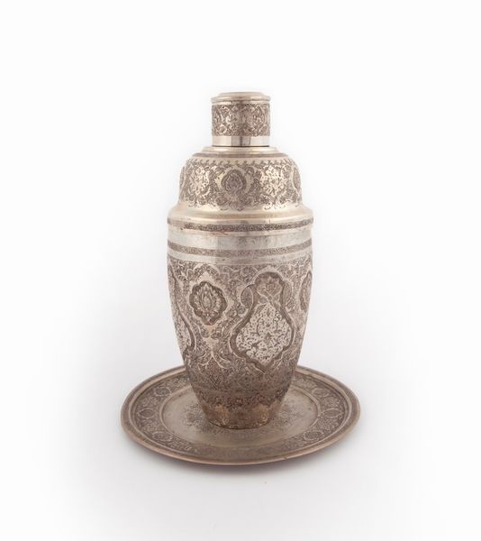 Shaker con piatto in argento a basso titolo, manifattura orientale  - Asta Argenti Antichi e da Collezione - Associazione Nazionale - Case d'Asta italiane